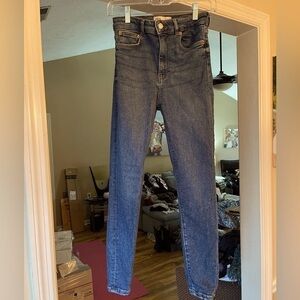 Zara skinny jeans. EUC. Says US 4. I would check the measurements.